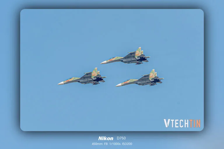 Ngắm nhìn Su-30MK2 cùng những chiến đấu cơ và trực thăng trên bầu trời thành phố Hồ Chí Minh