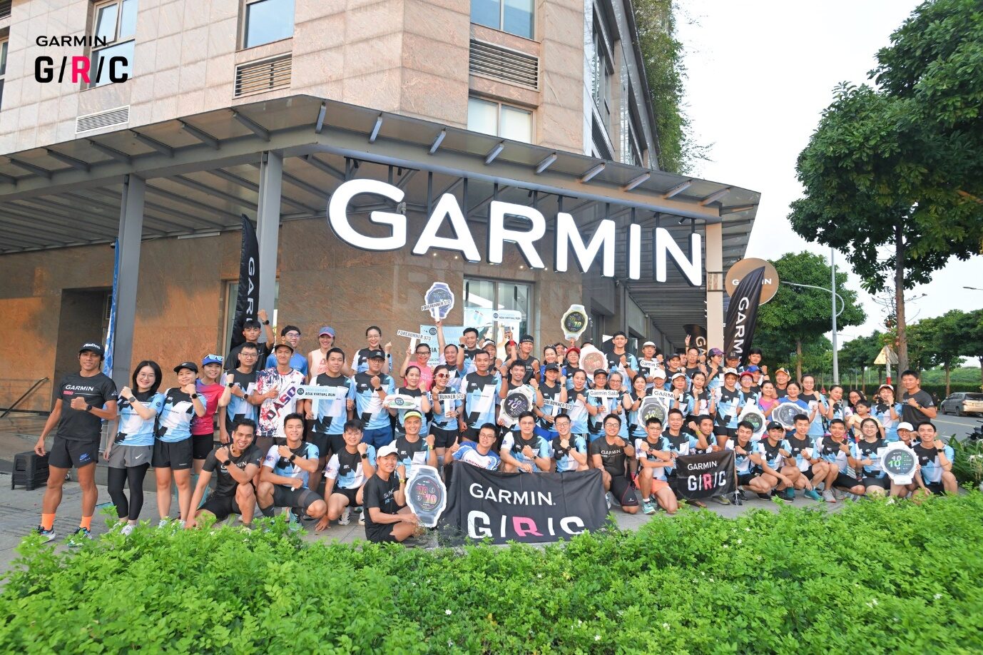 Có thể là hình ảnh về 4 người và văn bản cho biết 'GARMIN GARM G/R/C BAKrл 60UV GARMIN 分 GARM امب GARMIN GIR/C GIR GARMIN. GIRIC'