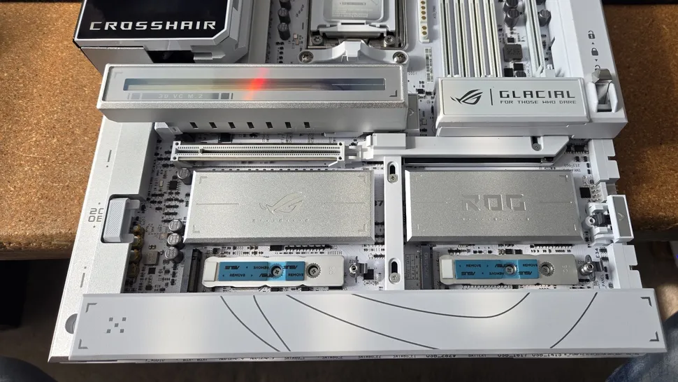 Trên tay ROG Crosshair X870E Glacial