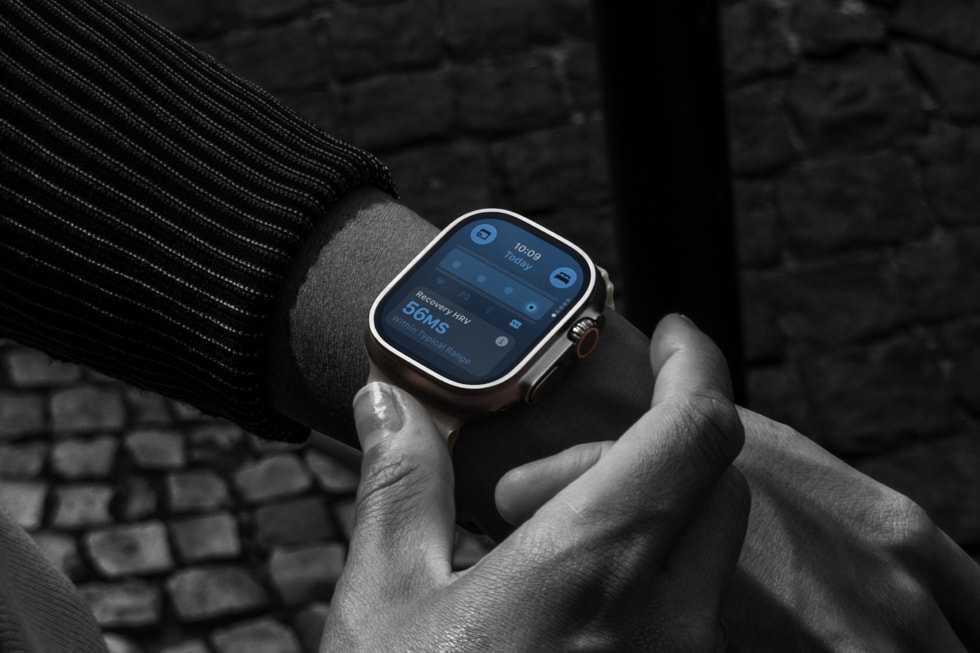 Apple Watch Ultra 4 trên cổ tay của người dùng hiển thị HRV Phục Hồi của họ.